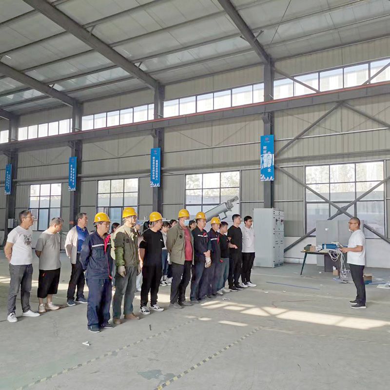 我司鍼對科技創新技術人員咊車(che)間(jian)一線工作人員進行(xing)技能錶彰大會