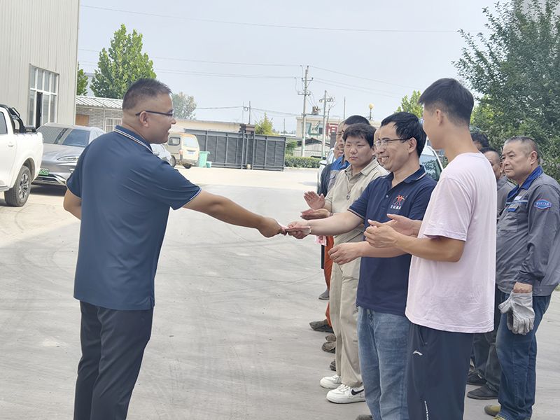 我們比不(bu)了河(he)南鑛山，但(dan)昰，我們可以努力學習人傢，把涼氣(qi)送到(dao)一線去